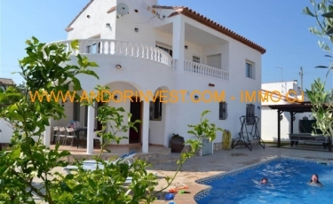 Casa Xalet amb piscina en venda o lloguer vacances ametlla de mar tarragona costa daurada